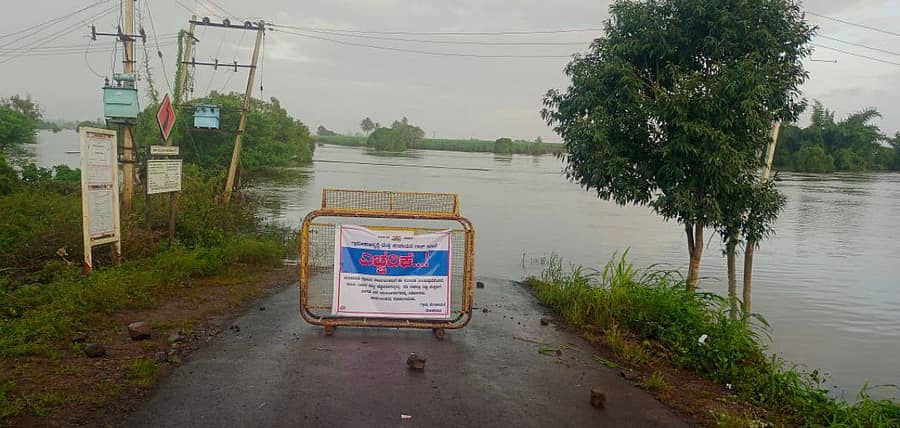 ಚಿಕ್ಕೋಡಿ ತಾಲ್ಲೂಕಿನ ಮಲಿಕವಾಡ ಬಳಿಯಲ್ಲಿ ದೂಧಗಂಗಾ ನದಿಯ ಮಲಿಕವಾಡ-ದತ್ತವಾಡ ಕಿರು ಸೇತುವೆಯು ಜಲಾವೃತಗೊಂಡ ಸ್ಥಿತಿಯಲ್ಲಿಯೇ ಇದೆ