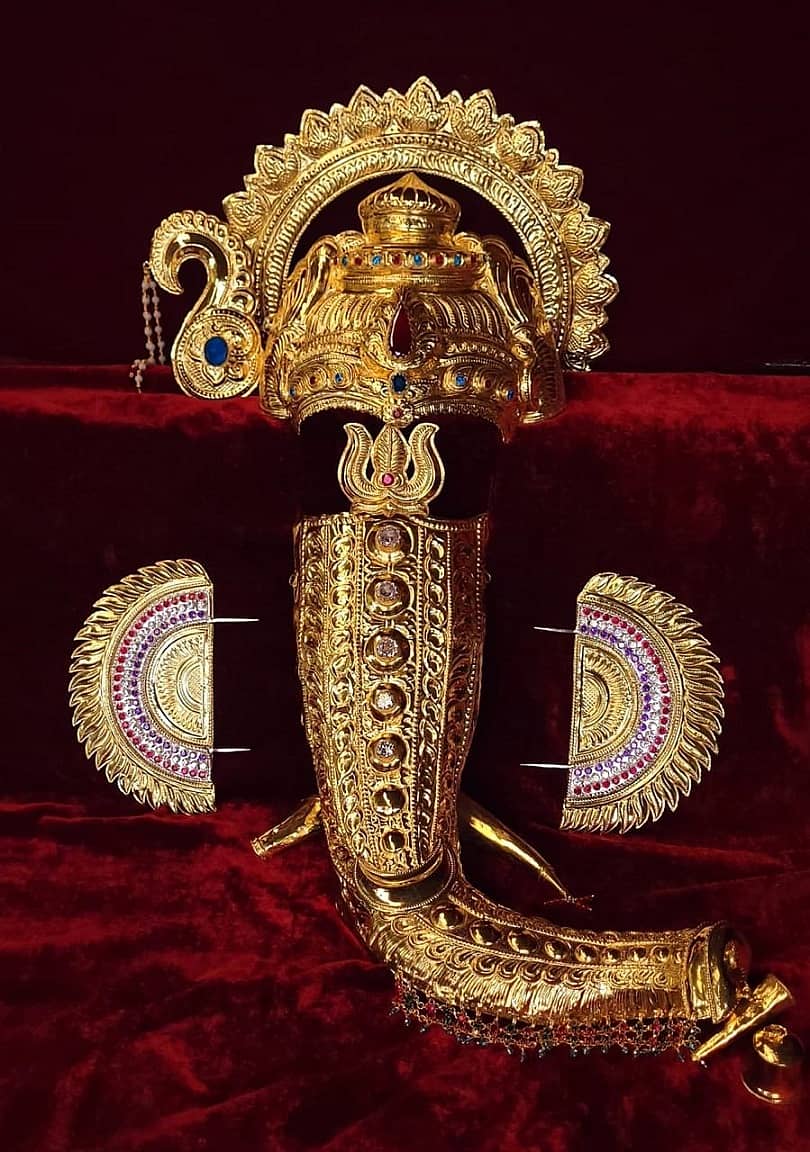 ಕಿಲ್ಲೆ ಗಣೇಶ ವಿಗ್ರಹವನ್ನು ಅಲಂಕರಿಸಲು ಭಕ್ತರು ಒಪ್ಪಿಸುತ್ತಿರುವ ಚಿನ್ನಲೇಪಿತ ಆಭರಣ