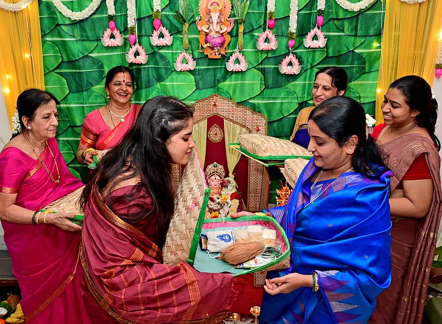 ಗೌರಿ ಹಬ್ಬದ ಅಂಗವಾಗಿ ಮಹಾಲಕ್ಷ್ಮಿಪುರದ ಮನೆಯೊಂದರಲ್ಲಿ ಮಂಗಳವಾರ ಮಹಿಳೆಯರು ಪರಸ್ಪರ ಬಾಗಿನ ನೀಡಿ ಹಬ್ಬ ಆಚರಿಸಿದರು
ಪ್ರಜಾವಾಣಿ ಚಿತ್ರ: ರಂಜು ಪಿ.