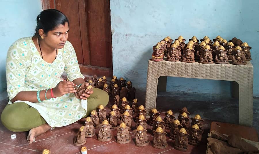 ಔರಾದ್ ಪಟ್ಟಣದ ಕಾವೇರಿ ಮುದ್ದಾ ಪರಿಸರ ಸ್ನೇಹಿ ಗಣೇಶ ತಯಾರಿಕೆಯಲ್ಲಿ ನಿರತರಾಗಿರುವುದು