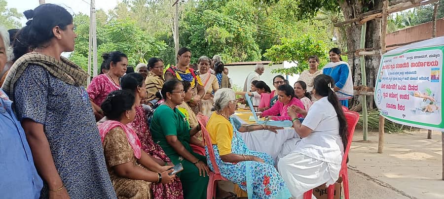 ಭಾರತೀನಗರ ಸಮೀಪದ ಗುಡಿಗೆರೆ ಗ್ರಾಮದಲ್ಲಿ ಗ್ರಾಮ ಪಂಚಾಯತಿ ಆರೋಗ್ಯ ಅಮೃತ ಅಭಿಯಾನದಡಿ ನರೇಗಾ ಕೆಲಸ ಮಾಡುವ ಅಕುಶಲ ಕೂಲಿಕಾರರಿಗೆ ಉಚಿತ ಆರೋಗ್ಯ ತಪಾಸಣೆ ಶಿಬಿರ ಹಮ್ಮಿಕೊಳ್ಳಲಾಗಿತ್ತು.