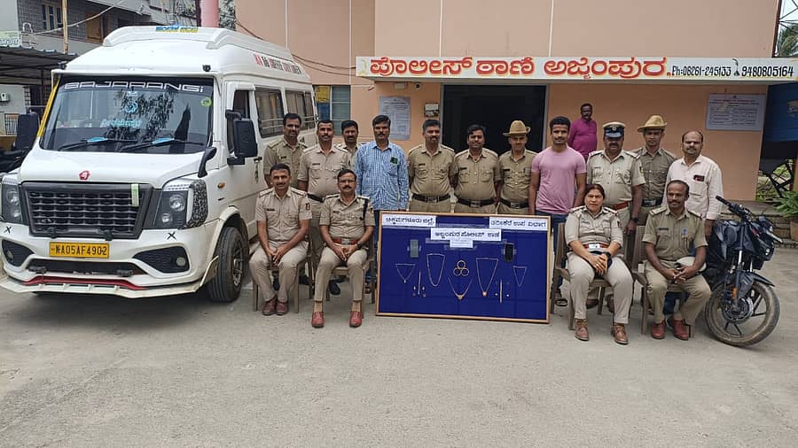 ಅಜ್ಜಂಪುರ ತಾಲ್ಲೂಕಿನ ತಡಗ ಗ್ರಾಮದಲ್ಲಿ ಕಳವಾಗಿದ್ದ ಚಿನ್ನಾಭರಣ ಹಾಗೂ ವಾಹನವನ್ನು ಪಟ್ಟಣ ಪೊಲೀಸರು ವಶಕ್ಕೆ ಪಡೆದಿದ್ದಾರೆ