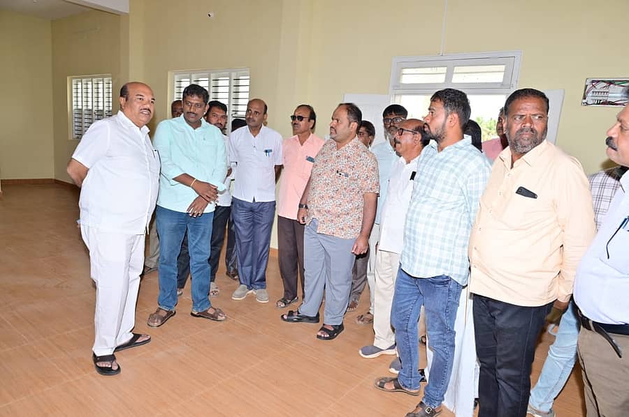 ಗುಂಡ್ಲುಪೇಟೆ ತಾಲ್ಲೂಕಿನ ಬೇಗೂರಿನಲ್ಲಿ ಹತ್ತಿ ಮಾರುಕಟ್ಟೆ ನಿರ್ಮಾಣ ಕಾಮಗಾರಿ ಪೂರ್ಣಗೊಂಡ ಹಿನ್ನೆಲೆಯಲ್ಲಿ ಶಾಸಕ ಎಚ್.ಎಂ.ಗಣೇಶಪ್ರಸಾದ್ ಭೇಟಿ ನೀಡಿ ಪರಿಶೀಲನೆ ನಡೆಸಿದರು