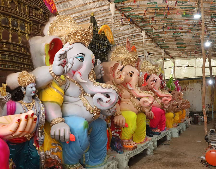 ರಾಯಚೂರಿನ ಯರಮರಸ್‌ ಬಳಿ ಭಕ್ತರು ಸಜ್ಜುಗೊಳಿಸಿದ ಮಂಟಪಗಳಿಗೆ ತೆರಳಲು ಸಜ್ಜಾಗಿದ್ದ ಗಣಪತಿ ಮೂರ್ತಿಗಳು                                            ಚಿತ್ರ: ಶ್ರೀನಿವಾಸ ಇನಾಮದಾರ್