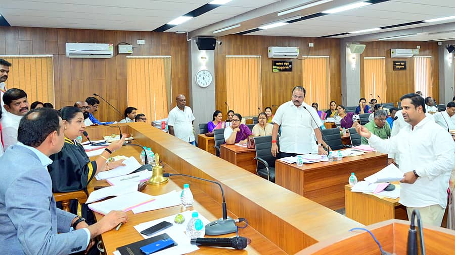ಹುಬ್ಬಳ್ಳಿ–ಧಾರವಾಡ ಮಹಾನಗರ ಪಾಲಿಕೆ ಸಾಮಾನ್ಯ ಸಭೆಯಲ್ಲಿ ಸದಸ್ಯರು ಚರ್ಚೆ ನಡೆಸಿದರು
