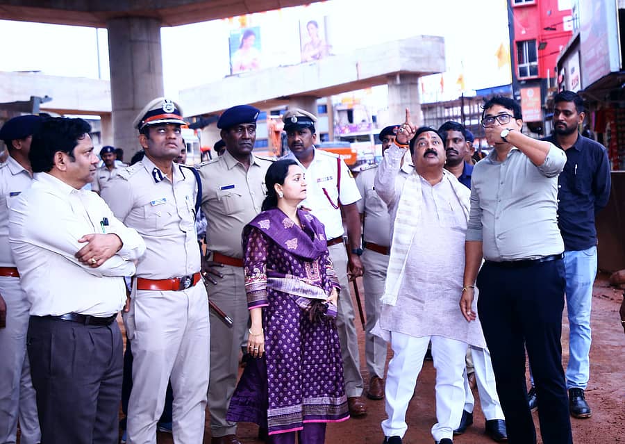 ಹುಬ್ಬಳ್ಳಿಯಲ್ಲಿ ನಿರ್ಮಾಣ ಹಂತದಲ್ಲಿರುವ ಮೇಲ್ಸೇತುವೆ ಕಾಮಗಾರಿಯನ್ನು ಮಂಗಳವಾರ ಶಾಸಕ ಮಹೇಶ ಟೆಂಗಿನಕಾಯಿ ಪರಿಶೀಲಿಸಿದರು. ಜಿಲ್ಲಾಧಿಕಾರಿ ದಿವ್ಯಪ್ರಭು, ಪೊಲೀಸ್‌ ಕಮಿಷನರ್‌ ಎನ್‌.ಶಶಿಕುಮಾರ್‌ ಉಪಸ್ಥಿತರಿದ್ದರು