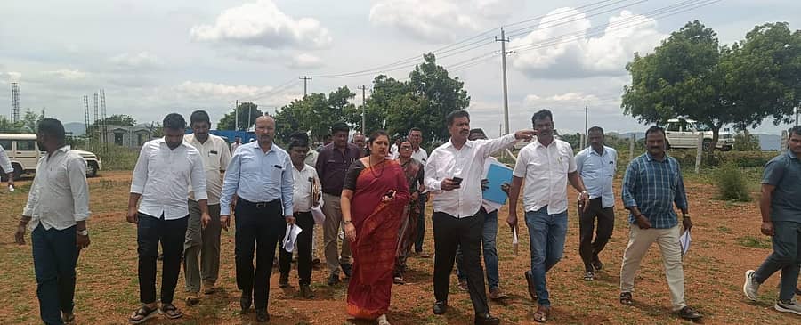 ಹನೂರು ಪಟ್ಟಣದಲ್ಲಿ ನೂತನವಾಗಿ ಪ್ರಜಾಸೌಧ ನಿರ್ಮಾಣವಾಗಲಿರುವ ಸ್ಥಳವನ್ನು ಶಾಸಕ ಎಂ.ಆರ್.ಮಂಜುನಾಥ್, ಜಿಲ್ಲಾಧಿಕಾರಿ ಸಿ.ಟಿ.ಶಿಲ್ಪಾನಾಗ್ ಪರಿಶೀಲಿಸಿದರು