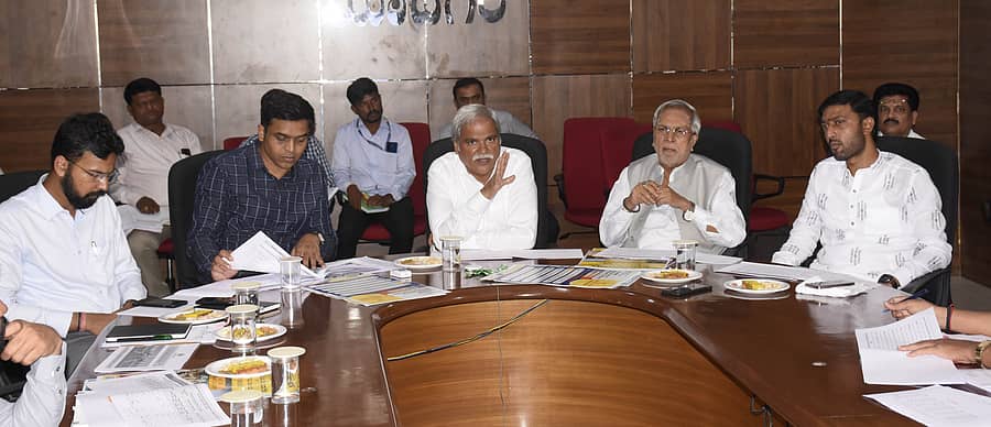 ಯಾದಗಿರಿಯಲ್ಲಿ ಮಂಗಳವಾರ ನಡೆದ ಬೆಳೆಹಾನಿ ಕುರಿತ ಸಭೆಯಲ್ಲಿ ಜಿಲ್ಲಾ ಉಸ್ತುವಾರಿ ಸಚಿವ ಶರಣಬಸಪ್ಪ ದರ್ಶನಾಪುರ ಮಾತನಾಡಿದರು. ಜಿಲ್ಲಾ ಪಂಚಾಯಿತಿ ಸಿಇಒ ಲವೀಶ್ ಒರಾಡಿಯಾ, ಜಿಲ್ಲಾಧಿಕಾರಿ ಹರ್ಷಲ್ ಭೋಯರ್, ಶಾಸಕರಾದ ಚನ್ನಾರೆಡ್ಡಿ ಪಾಟೀಲ ತುನ್ನೂರ, ಶರಣಗೌಡ ಕಂದಕೂರ ಉಪಸ್ಥಿತರಿದ್ದರು