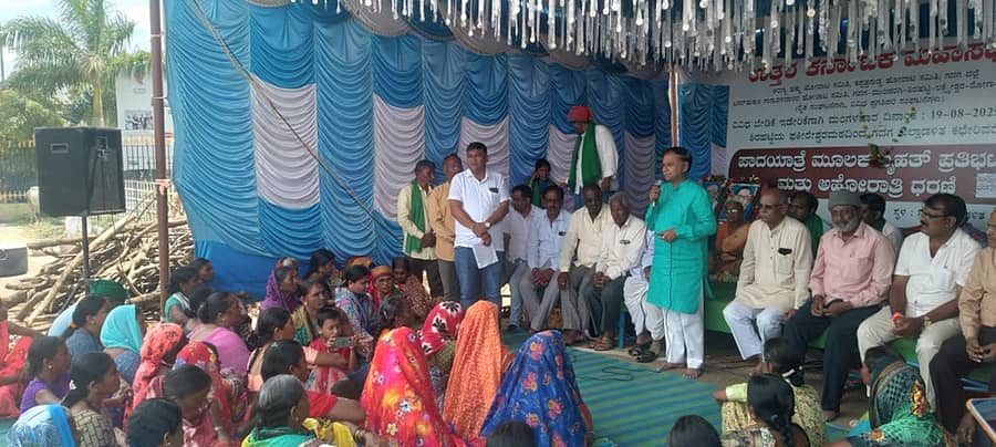 ಉತ್ತರ ಕರ್ನಾಟಕ ಮಹಾಸಭಾ ವತಿಯಿಂದ ಜಿಲ್ಲಾಧಿಕಾರಿ ಕಚೇರಿ ಎದುರು ನಡೆದಿರುವ ಅಹೋರಾತ್ರಿ ಧರಣಿ ಸ್ಥಳಕ್ಕೆ ವಿಧಾನ ಪರಿಷತ್‌ ಸದಸ್ಯ ಎಸ್‌.ವಿ.ಸಂಕನೂರ ಮಂಗಳವಾರ ಭೇಟಿ ನೀಡಿ ಮಾತನಾಡಿದರು