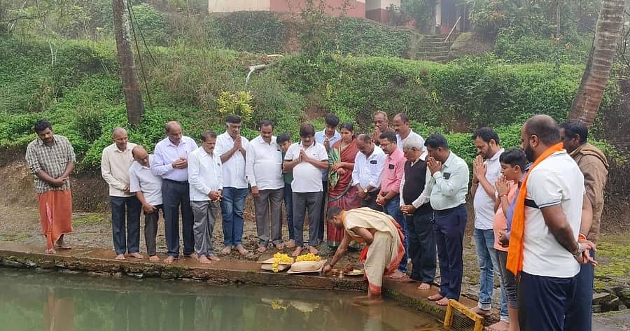 ಮೂಡಿಗೆರೆ ತಾಲ್ಲೂಕಿನ ಜಾವಳಿ ಗ್ರಾಮದ ಹೇಮಾವತಿ ನದಿ ಉಗಮ ಸ್ಥಾನದಲ್ಲಿ ಮಂಗಳವಾರ ನದಿಗೆ ಬಾಗಿನ ಸಮರ್ಪಣೆ ಮಾಡಲಾಯಿತು