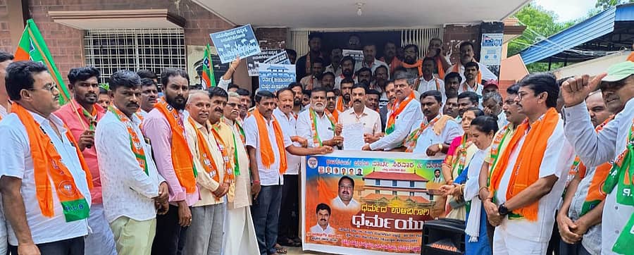 ಮಾನ್ವಿಯಲ್ಲಿ ಬಿಜೆಪಿ ಕಾರ್ಯಕರ್ತರು ಗ್ರೇಡ್-2 ತಹಶೀಲ್ದಾರ್ ಅಬ್ದುಲ್ ವಾಹಿದ್ ಅವರಿಗೆ ಮನವಿ ಸಲ್ಲಿಸಿದರು