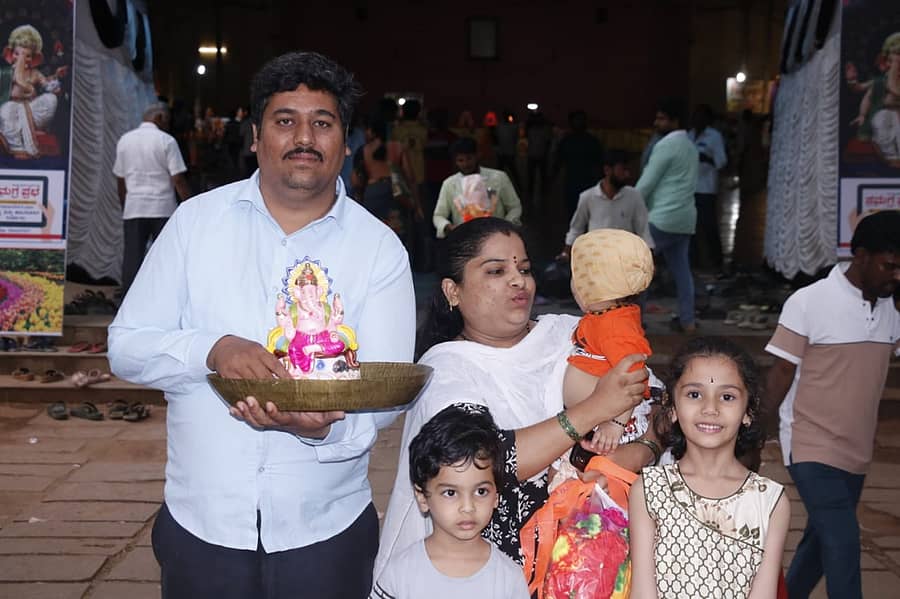 ಗಣೇಶ ಮೂರ್ತಿ ಖರೀದಿಸಿದ ಗ್ರಾಹಕರು