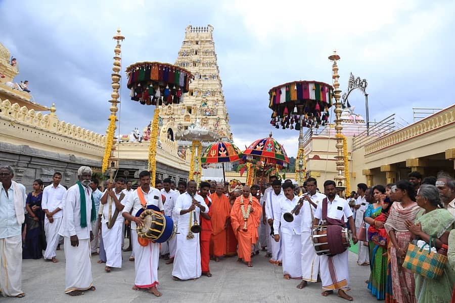 ಮಹದೇಶ್ವರ ಬೆಟ್ಟದಲ್ಲಿ ಮಂಗಳವಾರ ಐದು ದಿನಗಳ ಸ್ವರ್ಣಗೌರಿ ವ್ರತಕ್ಕೆ ಸಾಲೂರು ಬೃಹನ್ಮಠದ ಶಾಂತ ಮಲ್ಲಿಕಾರ್ಜನ ಸ್ವಾಮೀಜಿ ಚಾಲನೆ ನೀಡಿದರು. ಈ ವೇಳೆ ಗೌರಿ ಮೂರ್ತಿಯ ಅದ್ಧೂರಿ ಮೆರವಣಿಗೆ ನಡೆಯಿತು