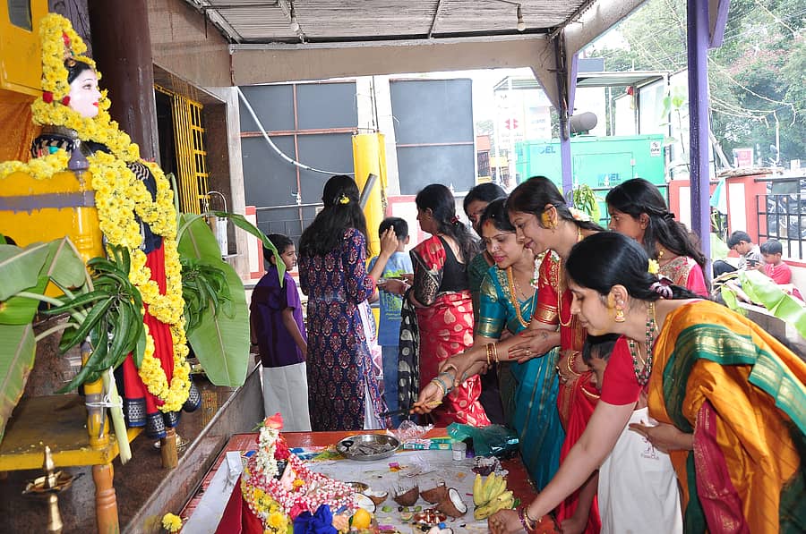 ಮಂಡ್ಯ ನಗರದ ದೇವಾಲಯದಲ್ಲಿ ಪ್ರತಿಷ್ಠಾಪಿಸಿದ್ದ ಗೌರಿ ಮೂರ್ತಿಗೆ ಮಹಿಳೆಯರು ಪೂಜೆ ಸಲ್ಲಿಸಿದರು