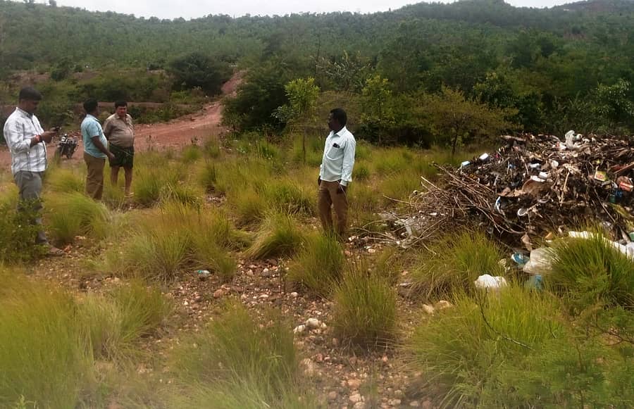 <div class="paragraphs"><p>ಹುಳಿಯಾರು ಪಟ್ಟಣದ ಕಸವನ್ನು ಕೆಂಕೆರೆ ಸಮೀಪದ ಕುದುರೆಕಣಿವೆ ಅರಣ್ಯ ಪ್ರದೇಶದಲ್ಲಿ ವಿಲೇವಾರಿ ಮಾಡಿರುವುದು</p></div>