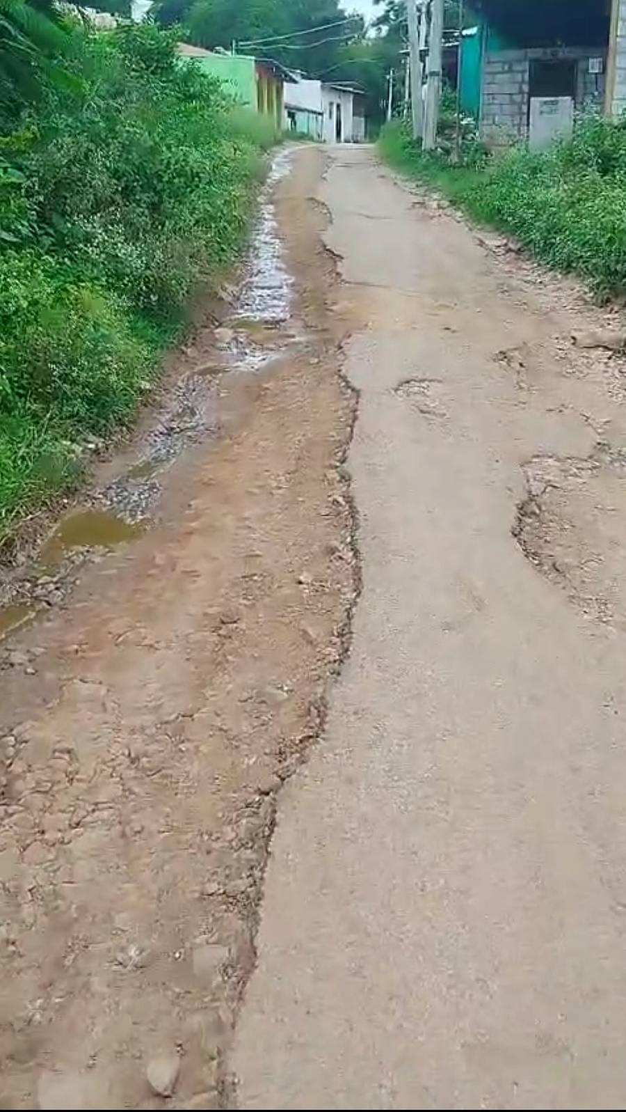 ಹಾರೋಹಳ್ಳಿ ತಾಲ್ಲೂಕಿನ ಬಾಚಳ್ಳಿದೊಡ್ಡಿ ಗ್ರಾಮದ ರಸ್ತೆ ಸಂಪೂರ್ಣ ಹದಗೆಟ್ಟಿರುವುದು