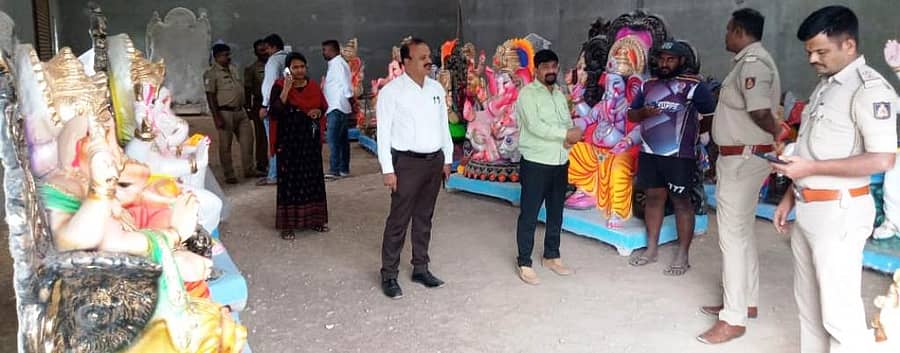 ಪಾಂಡವಪುರ ಪಟ್ಟಣದ ಸಾರಿಗೆ ಬಸ್‌ ಡಿಪೋ ಬಳಿ ಗೋದಾಮಿನಲ್ಲಿ ಇಟ್ಟಿದ್ದ 52 ಪಿಓಪಿ ಗಣೇಶ ಮೂರ್ತಿಗಳನ್ನು ತಹಶೀಲ್ದಾರ್ ಎಸ್..ಸಂತೋಷ್ ನೇತೃತ್ವದ ಅಧಿಕಾರಿಗಳು ವಶಕ್ಕೆ ಪಡೆದರು. ಪುರಸಭೆ ಮುಖ್ಯಾಧಿಕಾರಿ ಸತೀಶ್ ಕುಮಾರ್, ಆರೋಗ್ಯ ನಿರೀಕ್ಷಕಿ ಧನಲಕ್ಷ್ಮಿ, ಪೊಲೀಸ್ ಇನ್ಸ್‌ಪೆಕ್ಟರ್ ಶರತ್ ಕುಮಾರ್, ಪೊಲೀಸ್ ಸಬ್‌ ಇನ್ಸ್‌ಪೆಕ್ಟರ್ ಉಮೇಶ್ ಇದ್ದಾರೆ.