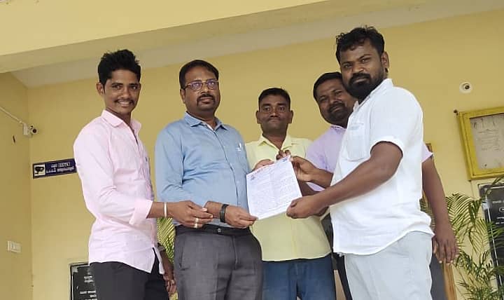 ಮಾನ್ವಿಯಲ್ಲಿ ಮಂಗಳವಾರ ಅಂಬೇಡ್ಕರ್ ಸೇವಾ ಸಮಿತಿ ಪದಾಧಿಕಾರಿಗಳು ತಾ.ಪಂ‌ ಇಒ ಖಾಲೀದ್ ಅಹ್ಮದ್ ಅವರಿಗೆ ಮನವಿ ಪತ್ರ ಸಲ್ಲಿಸಿದರು