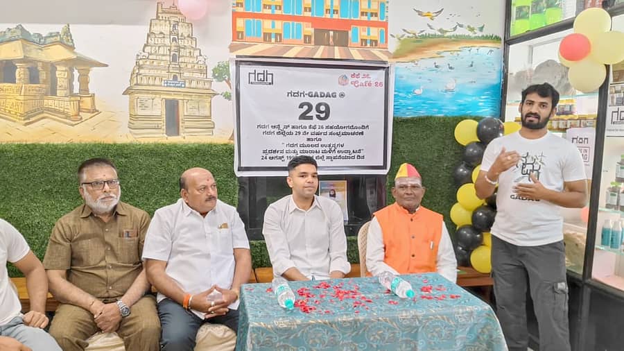 ಗದಗ ಜಿಲ್ಲೆಯಾಗಿ 28 ವರ್ಷಗಳನ್ನು ಪೂರೈಸಿದ ಅಂಗವಾಗಿ ನಗರದ ಕೆಫೆ-26 ಶಾಪ್‍ನಲ್ಲಿ ಆಯೋಜಿಸಿದ್ದ ಸಂಭ್ರಮಾಚರಣೆ ಕಾರ್ಯಕ್ರಮದಲ್ಲಿ ಪ್ರಿನ್ಸ್ ವೀರ್‌ ಮಾತನಾಡಿದರು
