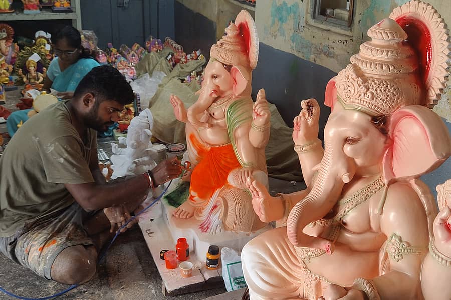 ರಬಕವಿ ನಗರದ ಈಶ್ವರ ಸಣಕಲ್ ರಸ್ತೆ ಮಾರ್ಗದಲ್ಲಿ ಸಿದ್ಧವಾಗುತ್ತಿರುವ ಪರಿಸರ ಸ್ನೇಹಿ ಗಣೇಶ