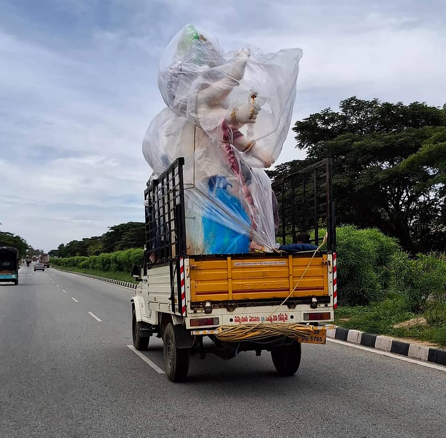 ನೆರೆಯ ಆಂಧ್ರಪ್ರದೇಶ ಗಂಡ್ರಾಜುಪಲ್ಲಿಯಲ್ಲಿ ಪಿಒಪಿ ಗಣೇಶ ಮೂರ್ತಿಯನ್ನು ಖರೀದಿಸಿ ಕೊಂಡೊಯ್ಯುತ್ತಿದ್ದ ದೃಶ್ಯ
