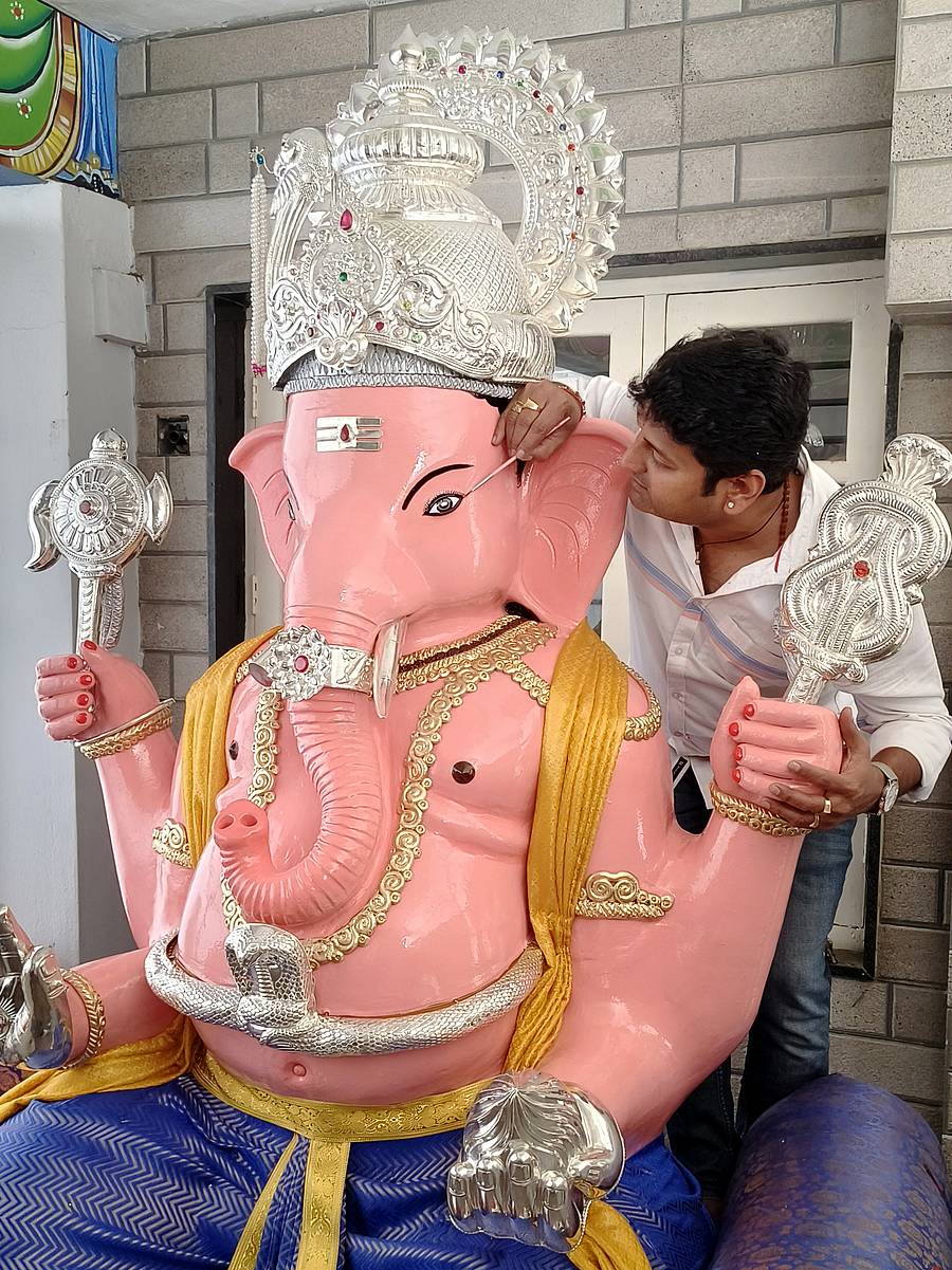 ಚಿಕ್ಕಮಗಳೂರಿನ ಆಜಾದ್ ಪಾರ್ಕ್ ಗಣಪತಿಗೆ ಕಲಾವಿದ ಚೇತನ್ ಅಂತಿಮ ಹಂತದ ರೂಪ ನೀಡುತ್ತಿರುವುದು