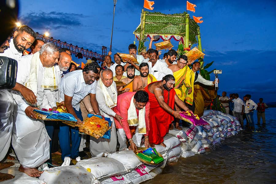 ಹುಲಿಗಿ ಬಳಿಯ ತುಂಗಭದ್ರಾ ನದಿಗೆ ಮುಜರಾಯಿ ಖಾತೆ ಸಚಿವ ರಾಮಲಿಂಗಾರೆಡ್ಡಿ, ಜಿಲ್ಲಾ ಉಸ್ತುವಾರಿ ಸಚಿವ ಶಿವರಾಜ ತಂಗಡಗಿ, ಶಾಸಕ ರಾಘವೇಂದ್ರ ಹಿಟ್ನಾಳ ಹಾಗೂ ಇತರರು ಬಾಗಿನ ಅರ್ಪಿಸಿದರು