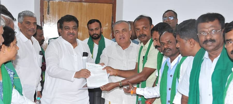 ಆನೇಕಲ್ ತಾಲ್ಲೂಕಿನ ಸರ್ಜಾಪುರ ಹೋಬಳಿಯಲ್ಲಿ ಕೆಐಎಡಿಬಿ ಭೂಸ್ವಾಧೀನ ಪ್ರಕ್ರಿಯೆಯಿಂದ ರೈತರಿಗೆ ಆಗುವ ಸಮಸ್ಯೆಗಳ ಬಗ್ಗೆ ಸಾರಿಗೆ ಸಚಿವ ರಾಮಲಿಂಗಾ ರೆಡ್ಡಿ ಮತ್ತು ಶಾಸಕ ಬಿ.ಶಿವಣ್ಣ ನೇತೃತ್ವದಲ್ಲಿ ರೈತರ ನಿಯೋಗ ಕೈಗಾರಿಕ ಸಚಿವ ಎಂ.ಪಿ.ಪಾಟೀಲ ಅವರಿಗೆ ಮನವಿ ಪತ್ರ ಸಲ್ಲಿಸಿದರು