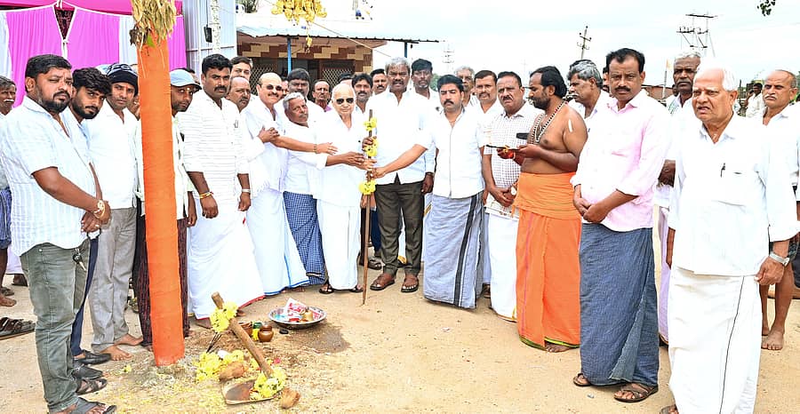 <div class="paragraphs"><p>ಹೊಳಲ್ಕೆರೆ ತಾಲ್ಲೂಕಿನ ತಾಳ್ಯದಲ್ಲಿ ಶಾಸಕ ಎಂ.ಚಂದ್ರಪ್ಪ ₹1.1 ಕೋಟಿ ವೆಚ್ಚದ ಕಾಮಗಾರಿಗೆ ಭೂಮಿಪೂಜೆ ನೆರವೇರಿಸಿದರು</p></div>