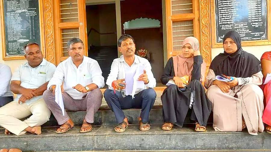 ಶಿಗ್ಗಾವಿ ಪಟ್ಟಣದ ಪುರಸಭೆ ಎದುರು ಪುರಸಭೆ ಅಧ್ಯಕ್ಷರ ಕಾರ್ಯವೈಖರಿ ಖಂಡಿಸಿ ಪುರಸಭೆಯ ಕೆಲ ಸದಸ್ಯರು ಸೋಮವಾರ ಪ್ರತಿಭಟನೆ ನಡೆಸಿದರು
