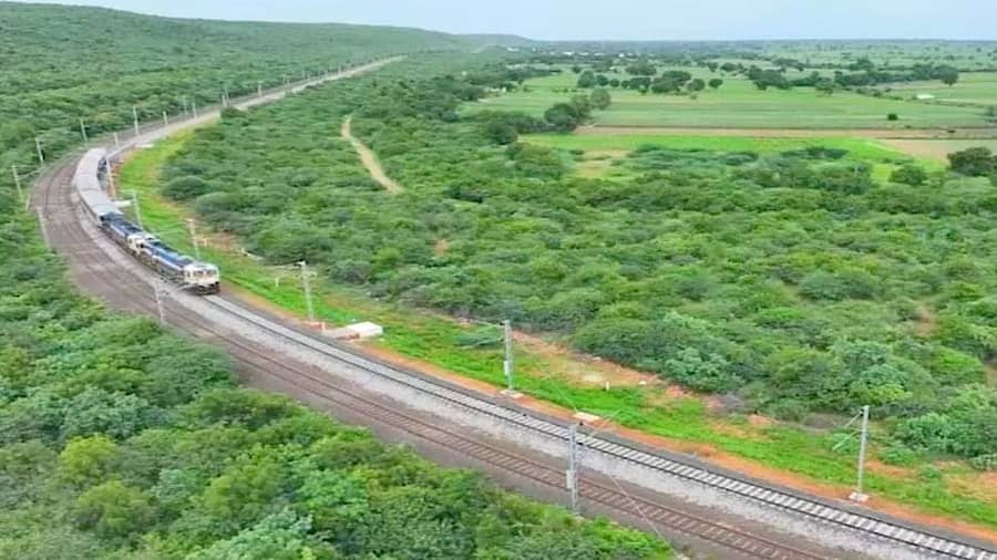 ಆಲಮಟ್ಟಿ-ಬಾಗಲಕೋಟೆ ಮಧ್ಯೆ ಪೂರ್ಣಗೊಂಡಿರುವ ಹೊಸ ಮಾರ್ಗದಲ್ಲಿ ಸೋಮವಾರ ರೈಲು ಸಂಚರಿಸಿತು