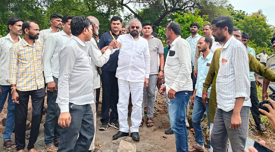 ಔರಾದ್ ತಾಲ್ಲೂಕಿನ ಬಾವಲಗಾಂವ ಗ್ರಾಮಕ್ಕೆ ಜಿಲ್ಲಾ ಉಸ್ತುವಾರಿ ಸಚಿವ ಈಶ್ವರ ಖಂಡ್ರೆ ಭೇಟಿ ನೀಡಿ ಬೆಳೆ ಹಾನಿ ಕುರಿತು ರೈತರಿಂದ ಮಾಹಿತಿ ಪಡೆದರು