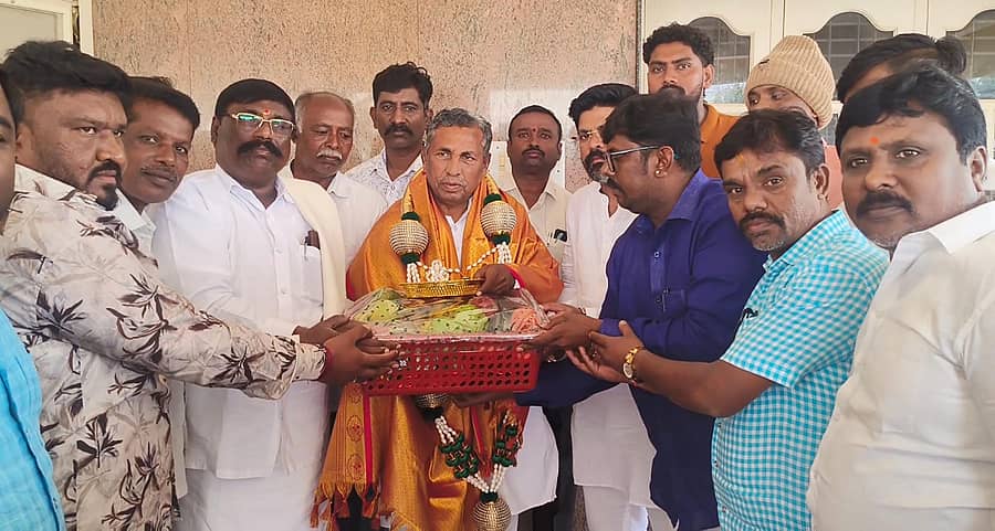 ಶಿಡ್ಲಘಟ್ಟ ತಾಲ್ಲೂಕು ಕಂಬದಹಳ್ಳಿಯಲ್ಲಿ ಸಚಿವ ಕೆ.ಎಚ್.ಮುನಿಯಪ್ಪ ಅವರನ್ನು ಕೋಲಾರ, ದೇವನಹಳ್ಳಿ ಸೇರಿದಂತೆ ಹಲವು ಕಡೆಯಿಂದ ಬಂದಿದ್ದ ದಲಿತ ಸಂಘಟನೆಗಳ ಮುಖಂಡರು ಅಭಿನಂದಿಸಿದರು