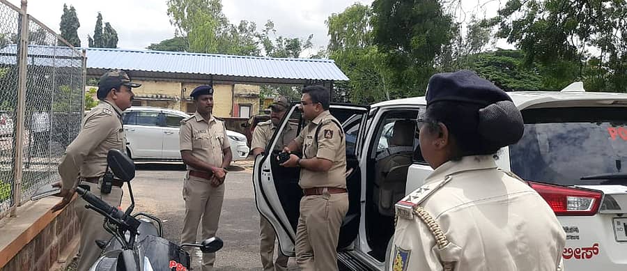 ಫೋಟೋ:26-ಎಂ.ಬಿ.ಎಲ್‌01 ಮುದ್ದೇಬಿಹಾಳ ಪಟ್ಟಣಕ್ಕೆ ಆಗಮಿಸಿದ್ದ ಜಿಲ್ಲಾ ಪೊಲೀಸ್ ವರಿಷ್ಠಾಧಿಕಾರಿ ಲಕ್ಷö್ಮಣ ನಿಂಬರಗಿ ಸಿಪಿಐ ಮೊಹ್ಮದ ಫಸಿಯುದ್ದೀನ,ಪಿಎಸ್‌ಐ ಸಂಜಯ ತಿಪರೆಡ್ಡಿ ಅವರಿಂದ ಜಿಲ್ಲಾ ನ್ಯಾಯಾಧೀಶರ ಮನೆ ಕಳ್ಳತನದ ಮಾಹಿತಿ ಪಡೆದುಕೊಂಡರು.