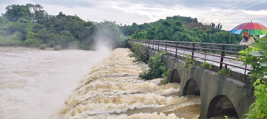 <div class="paragraphs"><p>ಚಿಂಚೋಳಿ ತಾಲ್ಲೂಕು ಚಂದ್ರಂಪಳ್ಳಿ ಜಲಾಶಯದ ನೀರು‌ ನದಿಗೆ ಬಿಟ್ಟಿದ್ದರಿಂದ ಸೇತುವೆಯಲ್ಲಿ‌ ನೀರಿನ ಭೋರ್ಗರೆತ</p></div>