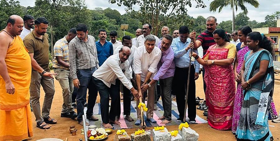 ಗೋಣಿಕೊಪ್ಪಲು ಬಳಿಯ ನಾಲ್ಕೇರಿ ಬೊಮ್ಮಾಡು ಗಿರಿಜನ ಆಶ್ರಮ ಶಾಲೆ ಕಟ್ಟಡ ನಿರ್ಮಾಣಕ್ಕೆ ಶಾಸಕ ಎ.ಎಸ್.ಪೊನ್ನಣ್ಣ ಭೂಮಿಪೂಜೆ ನೆರವೇರಿಸಿದರು. ನಾಲ್ಕೇರಿ ಗ್ರಾಮ ಪಂಚಾಯಿತಿ ಅಧ್ಯಕ್ಷ ಸೋಮಯ್ಯ, ಮುಖಂಡರಾದ ಕಾಳಿಮಾಡ ಪ್ರಶಾಂತ್, ತೀತಿರ ಕಟ್ಟಿ ಕಾರ್ಯಪ್ಪ, ರಮೇಶ್, ಸಿದ್ದು ಪಾಲ್ಗೊಂಡಿದ್ದರು