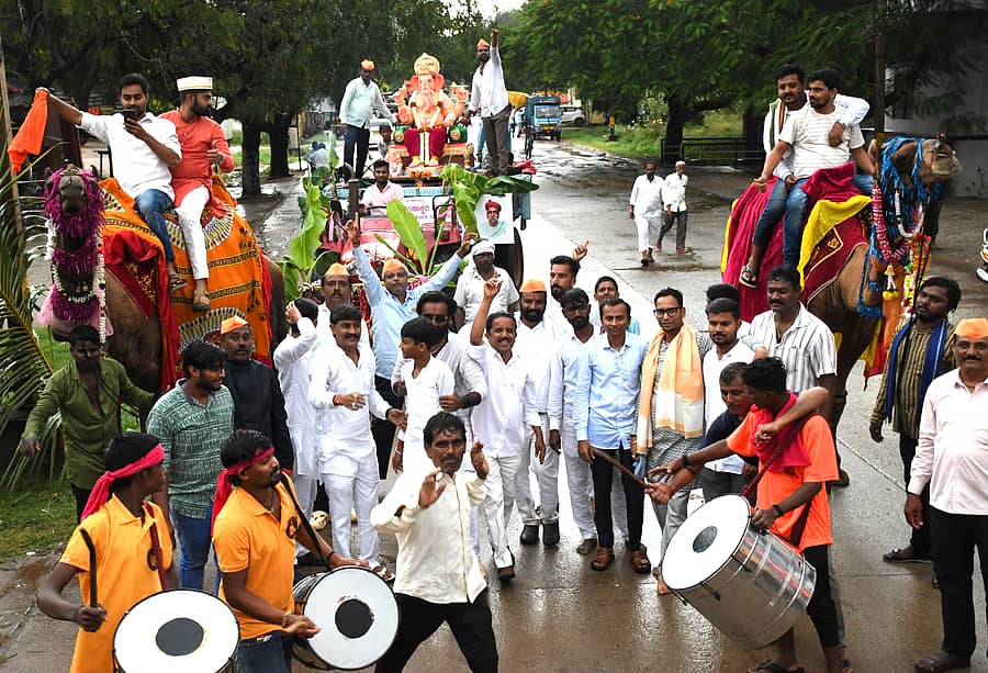 ಗದಗ ದಲಾಲ ವರ್ತಕರ ಹಾಗೂ ಖರೀದಿದಾರರ ಸಂಘದ ಗಜಾನನೋತ್ಸವ ಟ್ರಸ್ಟ್ ಕಮಿಟಿ ವತಿಯಿಂದ ನಡೆದ ಗಣೇಶ ಮೆರವಣಿಗೆ