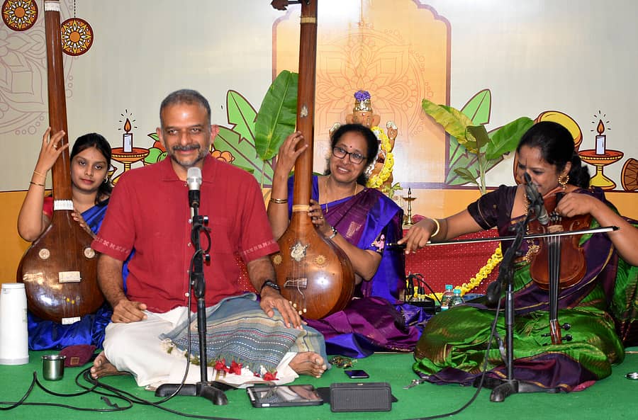 ಮೈಸೂರಿನ ವಿ.ವಿ.ಮೊಹಲ್ಲಾದ 8ನೇ ಕ್ರಾಸ್ನಲ್ಲಿ ‘ಶ್ರೀಪ್ರಸನ್ನ ವಿದ್ಯಾಗಣಪತಿ ಮಹೋತ್ಸವ ಚಾರಿಟಬಲ್ ಟ್ರಸ್ಟ್’ (ಎಸ್ಪಿವಿಜಿಎಂಸಿ), ‘ಪ್ರಜಾವಾಣಿ’ ಹಾಗೂ ‘ಡೆಕ್ಕನ್ ಹೆರಾಲ್ಡ್’ ಸಹಯೋಗದಲ್ಲಿ ಆಯೋಜಿಸಿರುವ 64ನೇ ಪಾರಂಪರಿಕ ಸಂಗೀತೋತ್ಸವದಲ್ಲಿ ಗುರುವಾರ ವಿದ್ವಾನ್ ಟಿ.ಎಂ.ಕೃಷ್ಣ ಅವರ ಕರ್ನಾಟಕ ಸಂಗೀತ ಗಾಯನ