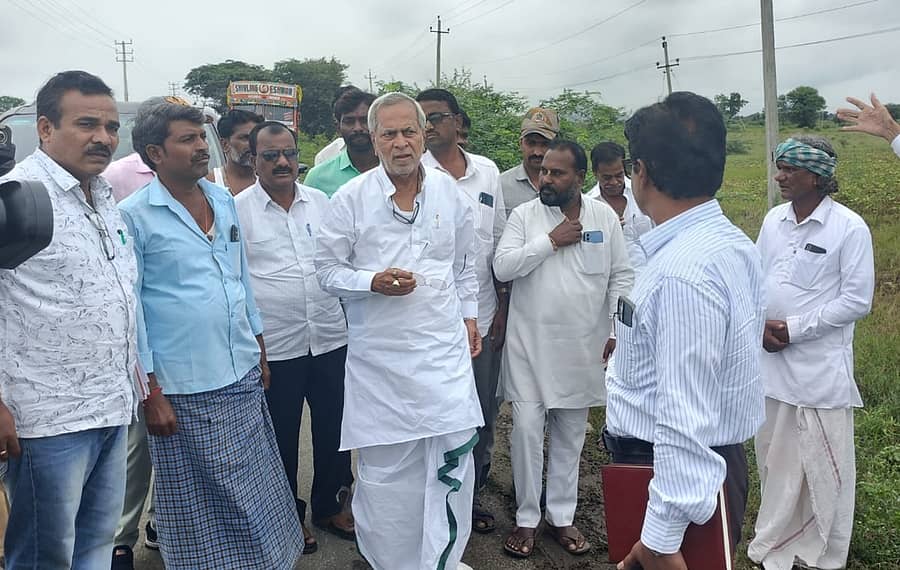 ಯಾದಗಿರಿಯಲ್ಲಿ ಬುಧವಾರ ಮಳೆಯಿಂದ ಬೆಳೆ ಹಾನಿಯಾಗಿರುವ ಜಮೀನಿಗೆ ಶಾಸಕ ಚನ್ನಾರೆಡ್ಡಿ ಪಾಟೀಲ ತುನ್ನೂರು ಭೇಟಿ ನೀಡಿದರು