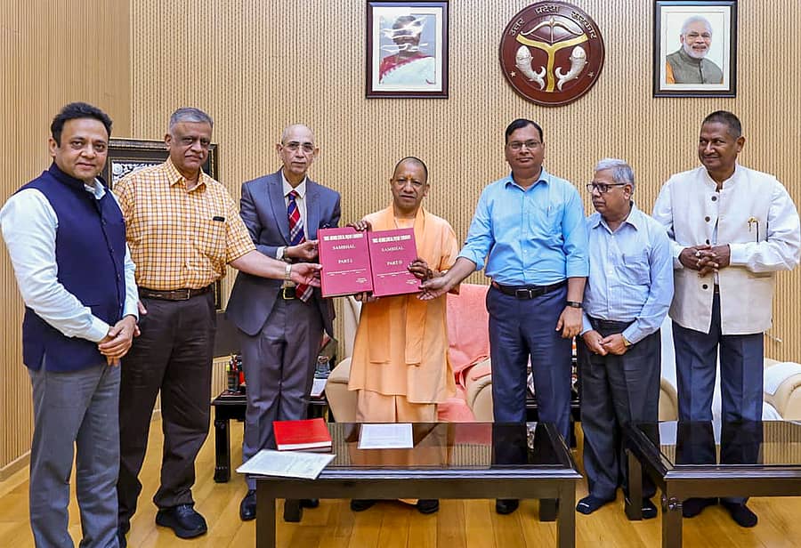 ಕಳೆದ ವರ್ಷ ಉತ್ತರ ಪ್ರದೇಶದ ಸಂಭಲ್‌ ನಗರದಲ್ಲಿ ನಡೆದ ಹಿಂಸಾಚಾರ ಘಟನೆಯ ಕುರಿತ ತನಿಖೆಗೆ ರಚನೆಯಾಗಿದ್ದ ನ್ಯಾಯಾಂಗ ಆಯೋಗವು ಮುಖ್ಯಮಂತ್ರಿ ಯೋಗಿ ಆದಿತ್ಯನಾಥ ಅವರಿಗೆ ವರದಿಯನ್ನು ಗುರುವಾರ ಸಲ್ಲಿಸಿತು –ಪಿಟಿಐ ಚಿತ್ರ