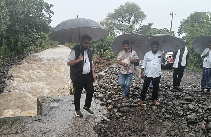 ಔರಾದ್‌ ತಾಲ್ಲೂಕಿನ ಕರಂಜಿ ಬಳಿ ಸೇತುವೆ ಮೇಲಿನಿಂದ ನೀರು ಹರಿದು ಹಾನಿಯಾದ ಪ್ರದೇಶಕ್ಕೆ ತಹಶೀಲ್ದಾರ್‌ ಮಹೇಶ ಪಾಟೀಲ ಭೇಟಿ ನೀಡಿ ಪರಿಶೀಲಿಸಿದರು. ತಾಲ್ಲೂಕು‌ ಪಂಚಾಯಿತಿ ಇಒ ಕಿರಣ ಪಾಟೀಲ ಹಾಗೂ ಅಮರ ಜಾಧವ ಇದ್ದರು