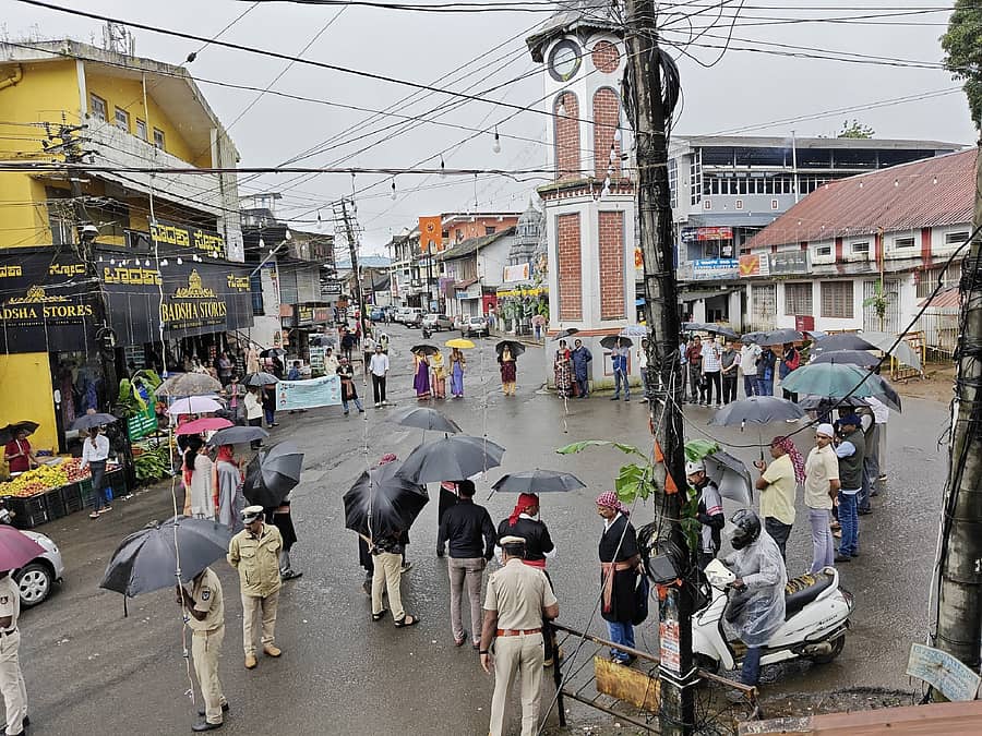 ವಿವಿಧ ಬೇಡಿಕೆಗಳ ಈಡೇರಿಕೆಗೆ ಆಗ್ರಹಿಸಿ ಕೊಡವ ನ್ಯಾಷನಲ್ ಕೌನ್ಸಿಲ್ ನೇತೃತ್ವದಲ್ಲಿ ಬುಧವಾರ ವಿರಾಜಪೇಟೆಯಲ್ಲಿ ಮಾನವ ಸರಪಳಿ ರಚಿಸಲಾಯಿತು