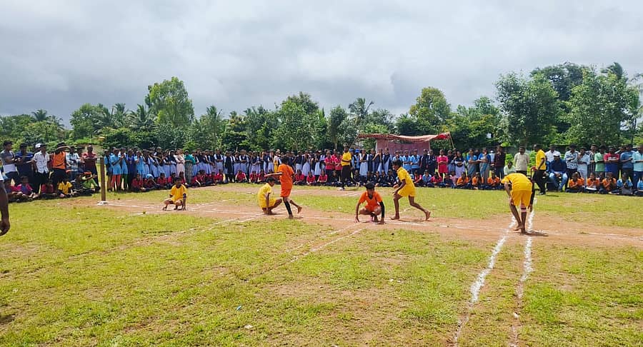 ತಿಳವಳ್ಳಿಯ ಶಾಂತೇಶ್ವರ ಪ್ರೌಢಶಾಲಾ ಆವಣದಲ್ಲಿ ಇತ್ತೀಚೆಗೆ ನಡೆದ ಪ್ರೌಢಶಾಲೆಗಳ ವಲಯಮಟ್ಟದ ಕ್ರೀಡಾಕೂಟದಲ್ಲಿ ಕೊಕ್ಕೊ ಪಂದ್ಯಾವಳಿಯ ನೋಟ