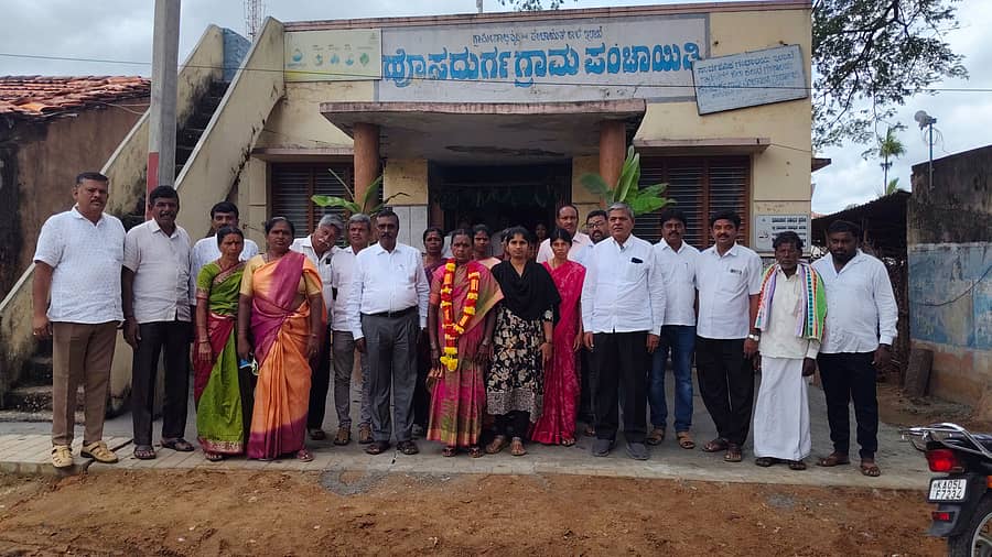ಕನಕಪುರದ ಹೊಸದುರ್ಗ ಪಂಚಾಯಿತಿ ನೂತನ ಉಪಾಧ್ಯಕ್ಷರಾಗಿ ಆಯ್ಕೆಯಾದ ವಲಸೆ ಚೌಡಮ್ಮ ಹಾಗೂ ಪಂಚಾಯಿತಿ ಸದಸ್ಯರು, ಅಧಿಕಾರಿಗಳು ಇದ್ದಾರೆ