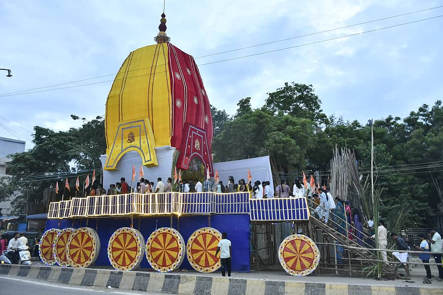 ಬಳ್ಳಾರಿ ನಗರದ ಸಿರುಗಪ್ಪ ರಸ್ತೆಯಲ್ಲಿ ಗಣೇಶ ಮೂರ್ತಿಯೊಂದಿಗೆ ಪುರಿ ಜಗನ್ನಾಥ ದೇಗುಲದ ರಥದ ಮಾದರಿಯನ್ನು ನಿರ್ಮಿಸಲಾಗಿದ್ದು, ಪಾರ ಭಕ್ತರು ಇದರ ದರ್ಶನ ಪಡೆದರು