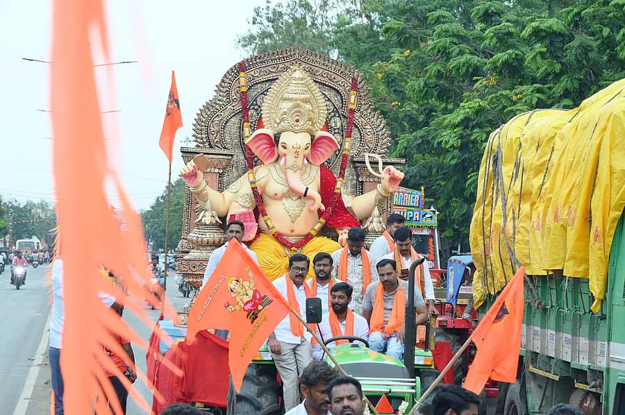 ಸಿಂಧನೂರಿನ ಹಿಂದೂ ಮಹಾಗಣಪತಿ ಉತ್ಸವ ಸಮಿತಿಯಿಂದ ಮೂರ್ತಿಯ ಮೆರವಣಿಗೆ ನಡೆಯಿತು