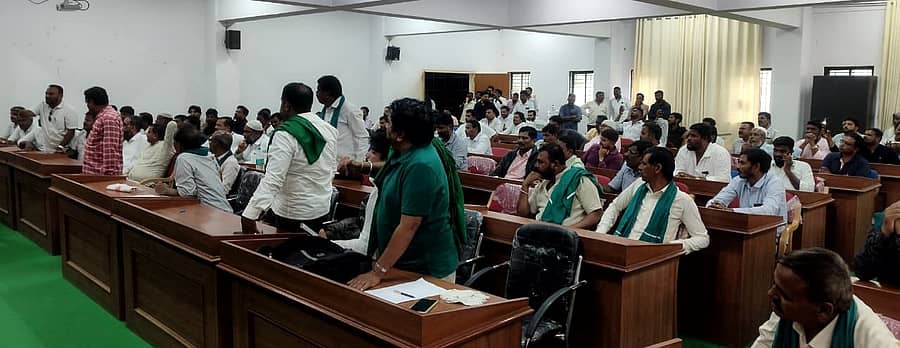 ನಗರದ ಜಿಲ್ಲಾಧಿಕಾರಿ ಕಚೇರಿ ಸಭಾಂಗಣದಲ್ಲಿ ಗುರುವಾರ ಸಂಜೆ ಬಾಳೆ ಬೆಳೆಗಾರರು ಹಾಗೂ ವರ್ತಕರ ಸಭೆ ನಡೆಯಿತು