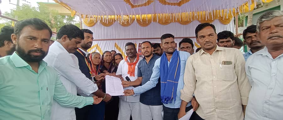 ಮಾನ್ವಿ ತಾಲ್ಲೂಕಿನ ಪೋತ್ನಾಳ ಗ್ರಾಮದಲ್ಲಿ ನಾಗರಿಕರ ವೇದಿಕೆಯ ಸದಸ್ಯರು ಗುರುವಾರ ತಹಶೀಲ್ದಾರ್ ಭೀಮರಾಯ ರಾಮಸಮುದ್ರ ಅವರಿಗೆ ಮನವಿ ಸಲ್ಲಿಸಿದರು