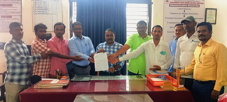 ಹುನಗುಂದದಲ್ಲಿ ಸರ್ಕಾರಿ ಪ್ರಥಮ ಕಾಲೇಜಿನ ಪ್ರಾಚಾರ್ಯ ಸಿಕಂದರ್ ಧನ್ನೂರು ಅವರಿಗೆ ಅತಿಥಿ ಉಪನ್ಯಾಸಕರು ಮನವಿ ಸಲ್ಲಿಸಿದರು 