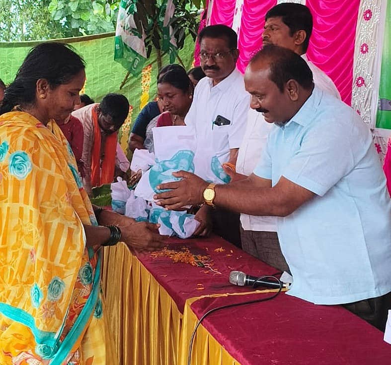 ಹಾನಗಲ್‌ ತಾಲ್ಲೂಕಿನ ಬ್ಯಾಗವಾದಿ ಗ್ರಾಮದಲ್ಲಿ ಹಬ್ಬದ ನಮಿತ್ತ ಬುಧವಾರ ಜೆಡಿಎಸ್‌ ವತಿಯಿಂದ ಮಹಿಳೆಯರಿಗೆ ಉಡಿ ತುಂಬುವ ಸಂಪ್ರದಾಯ ನಡೆಯಿತು